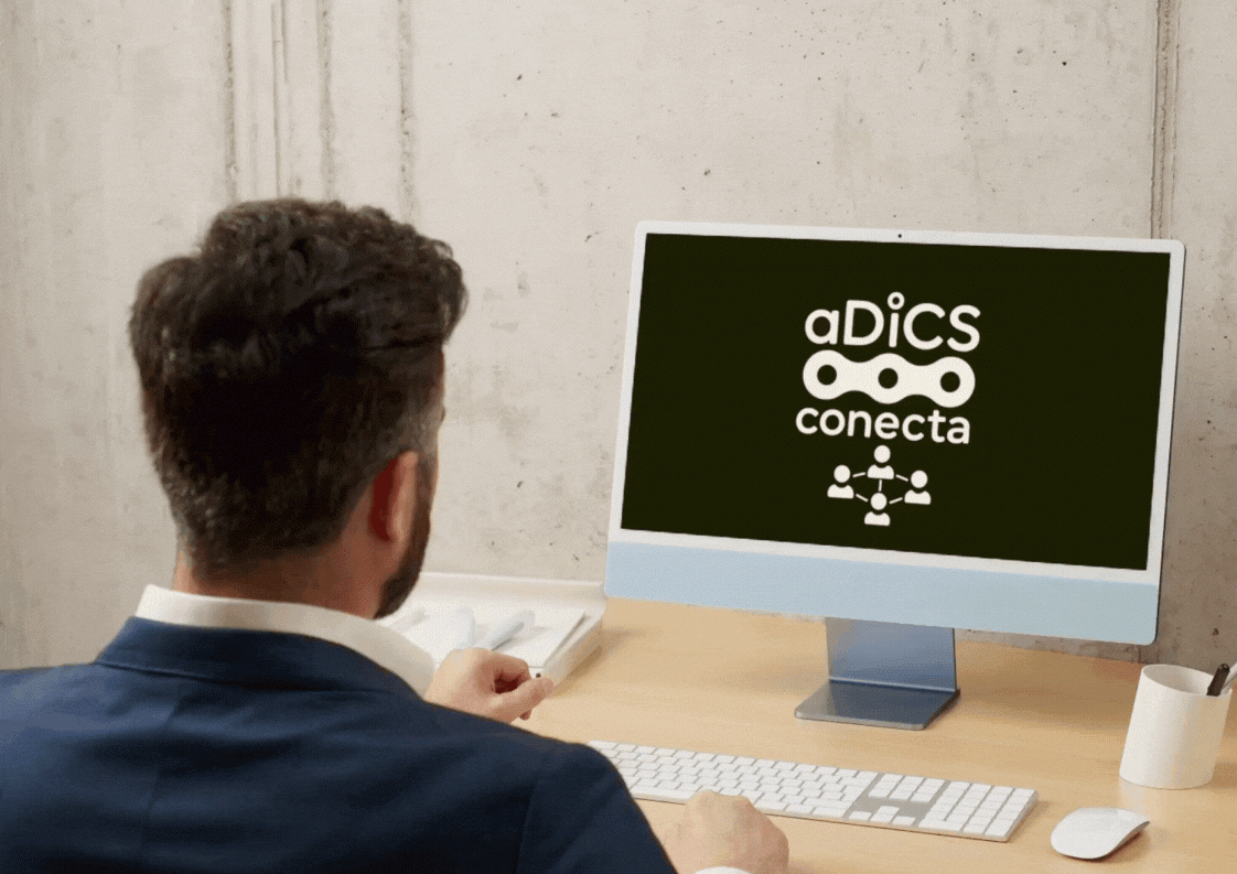 persona mirando pantalla